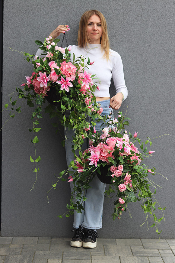 Rossamana, kwiaty w wiszącej donicy