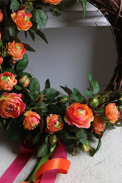Mandarin Roses, asymetryczny wianek kwiatowy