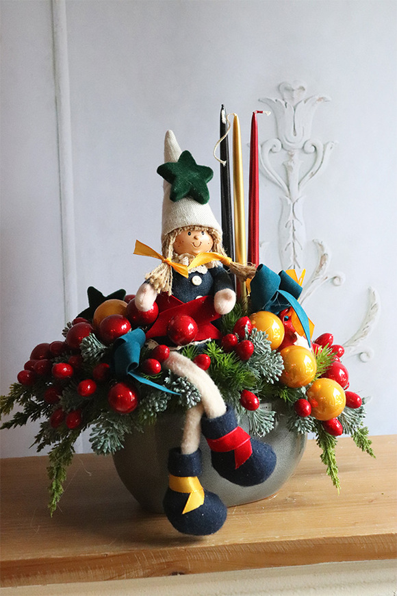 Święta u Elwiry, stroik bożonarodzeniowy z laleczką