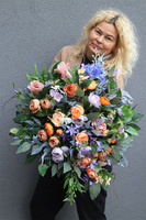 Gerfa Nelita, fioletowo-pomarańczowa kompozycja nagrobna w naczyniu