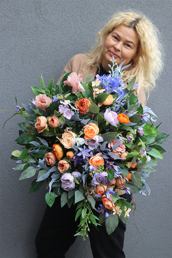 Gerfa Nelita, fioletowo-pomarańczowa kompozycja nagrobna w naczyniu, rozp.65cm