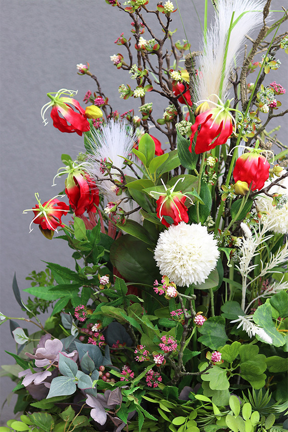 Glorioza Modern Classico, kompozycja z trawami w czerwonej donicy