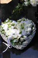 Biała Dama, wieniec nagrobny w kształcie serca