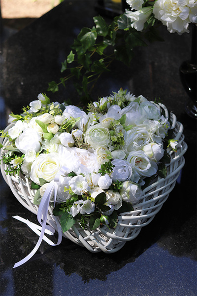 Biała Dama, wieniec nagrobny w kształcie serca