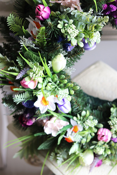 duży wieniec nagrobny, Wiosną