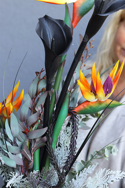 Black, bukiet nagrobny we wkładzie z kalią i strelicją, dł.85cm 