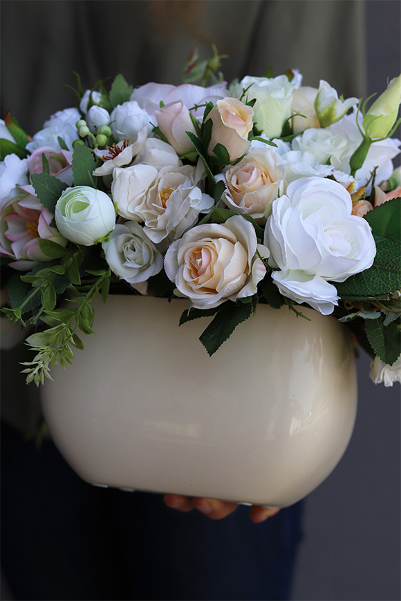 Georgina Cream 2, bogata kompozycja kwiatowa, wym.31x52cm 