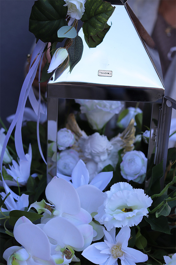 Angelo Garden White Lux, kompozycja nagrobna z aniołem i lampionem