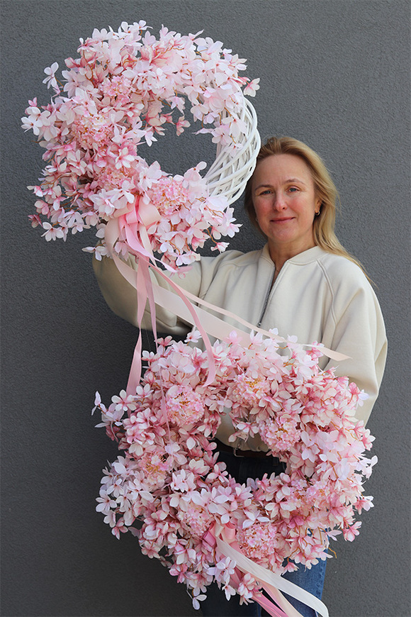 Pink Lady Eyre, asymetryczny wianek dekoracyjny