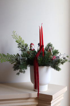 W Oslo, stroik świąteczny z piernikowym domkiem, wym.40x42x26cm