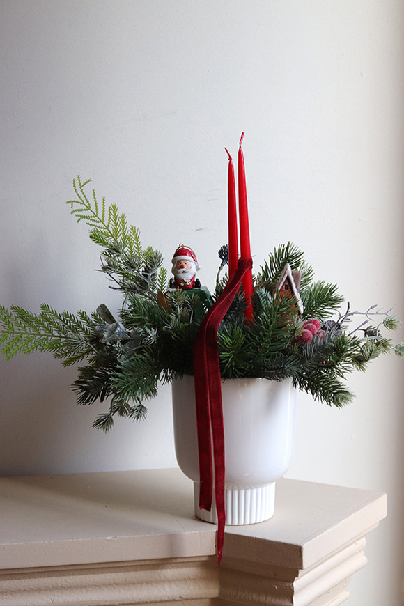 W Oslo, stroik świąteczny z piernikowym domkiem