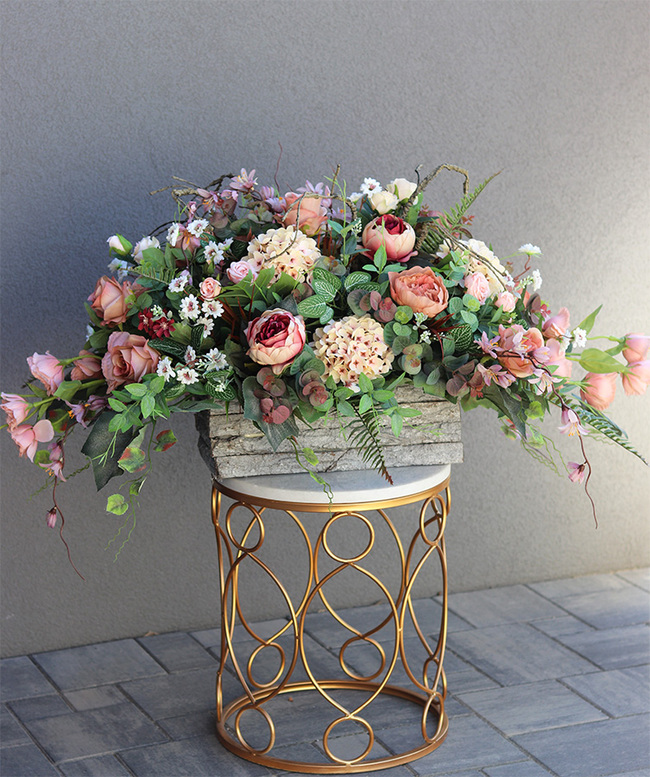 Nurita, dekoracja nagrobna w drewnianej skrzynce, wym.47x122cm 