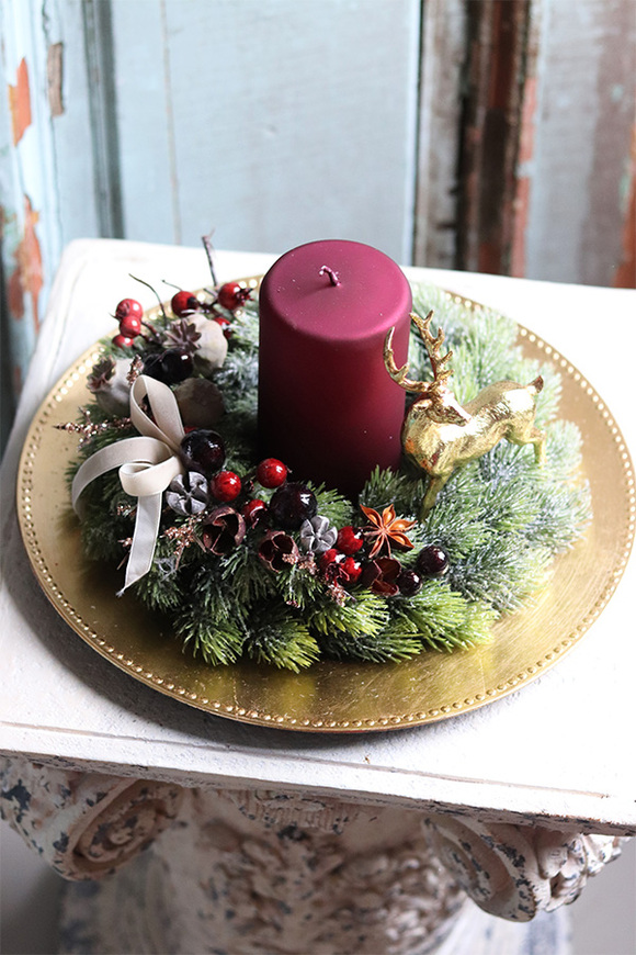 elegancki świąteczny stroik, Bordoti, na złotym talerzu, śr.35cm