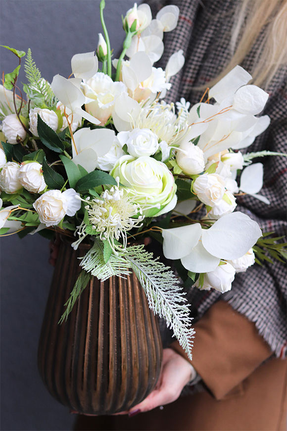 Elegance Hotel, biała kompozycja kwiatowa