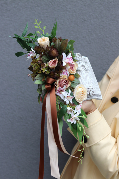 Nedure Bookstory, dekoracja nagrobna z księgą