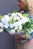 bogata kompozycja kwiatowa w srebrnej misie, Santiago Silver, wym.22x36x66cm 