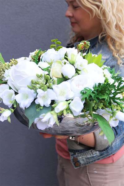 bogata kompozycja kwiatowa w srebrnej misie, Santiago Silver, wym.22x36x66cm 