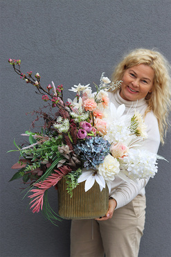 Vivaldi, nowoczesna dekoracja kwiatowa w złotym naczyniu, wym.65x69cm 