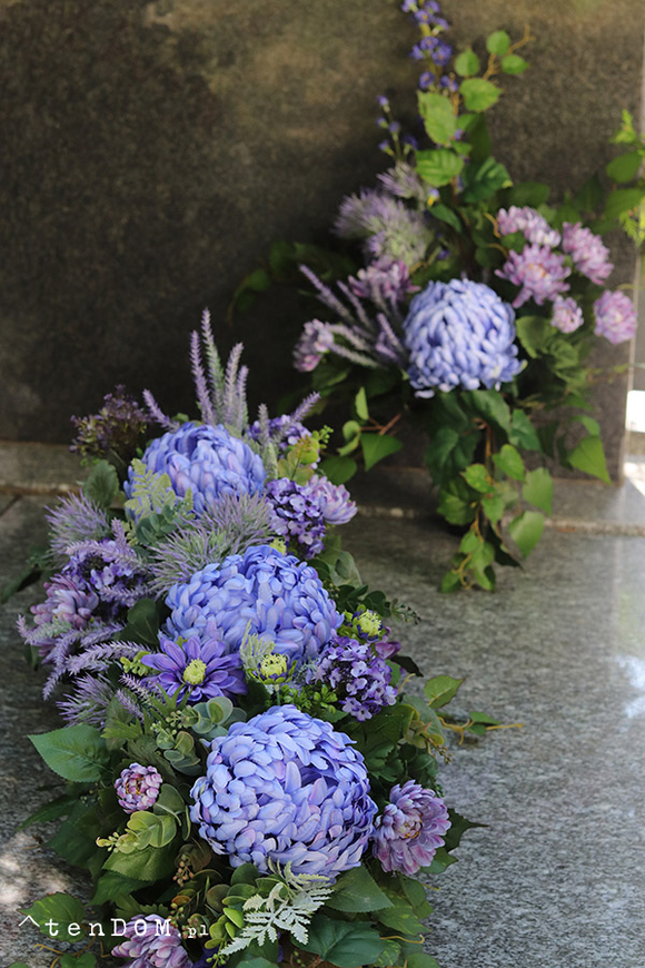 Dacja Blue, girlanda nagrobna na desce