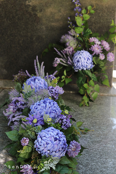 Dacja Blue, girlanda nagrobna na desce