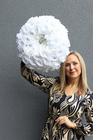 Rosariana White 2, dekoracyjny wianek nagrobny z białych róż i hortensji