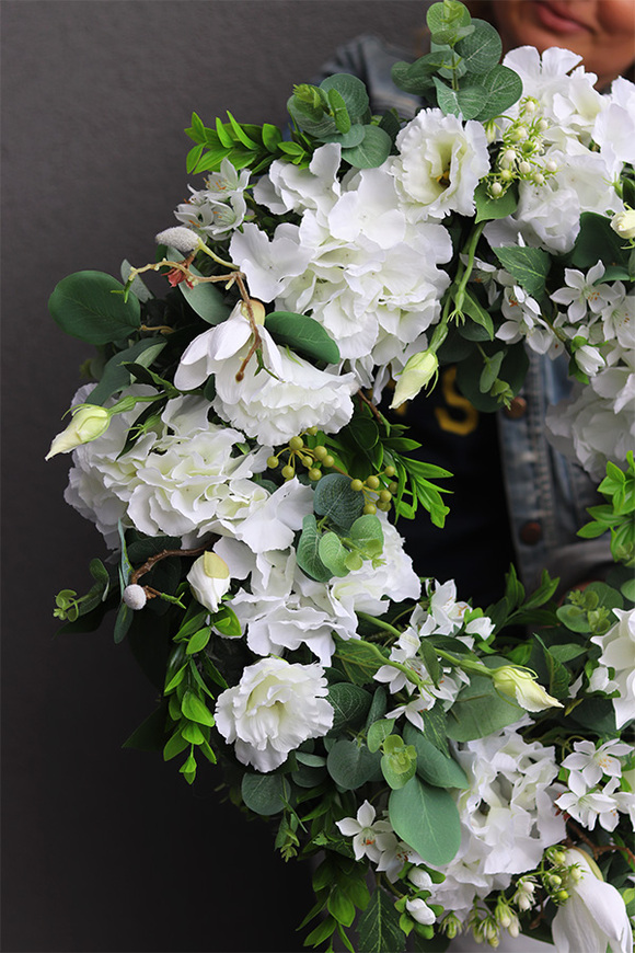 Prowansja, dekoracyjny wianek z białymi hortensjami