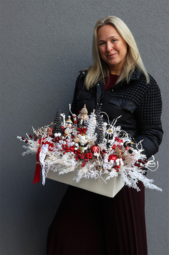 Biała Laponia, stroik świąteczny LED z dziadkiem, wym.37x70x30cm 