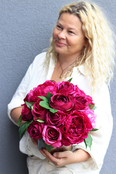 Figaro Peonessa, kompozycja kwiatowa w lustrzanym wazonie