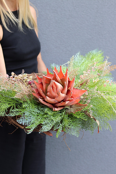 bogaty asymetryczny zielony wianek z karczochem, Naturaless, wym.68x45cm