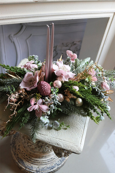 Pudrova Gwiazdka 2, świąteczny stroik ze świecami na tacce