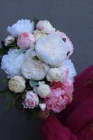 Hillton Peonies 2, kompozycja kwiatowa w złotym naczyniu