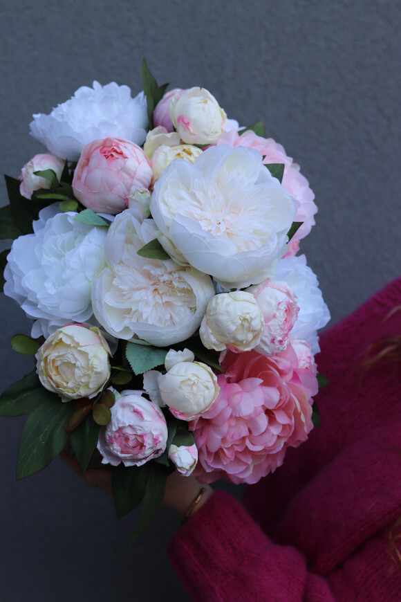 Hillton Peonies 2, kompozycja kwiatowa w złotym naczyniu