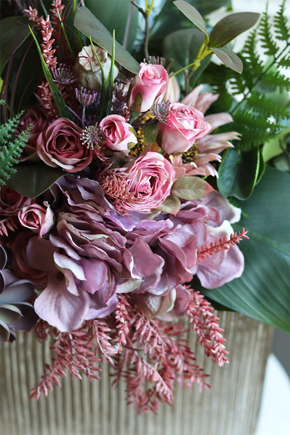 Fredite Hillton, kompozycja kwiatowa w złotym naczyniu