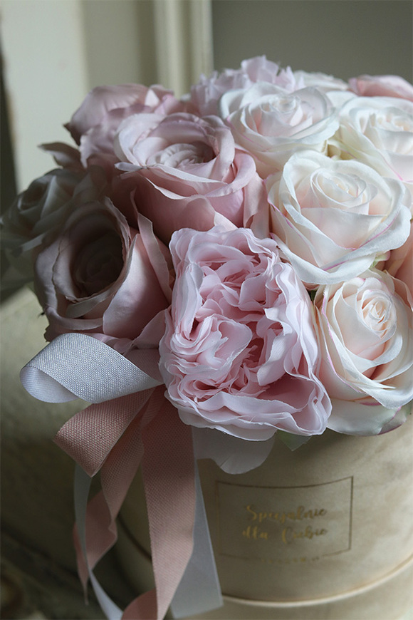 Cedite 2, welurowy flowerbox z różowymi kwiatami