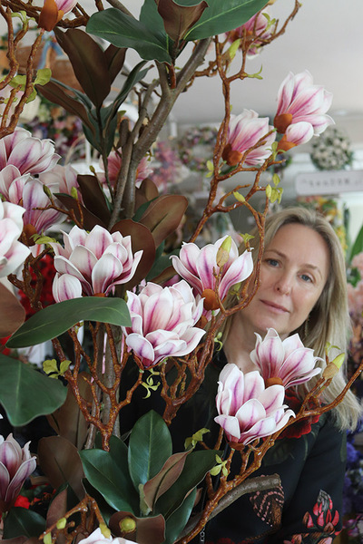 Magnolia Silveria, sztuczne drzewko w donicy