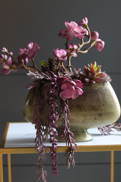 Olivina Kristi, kompozycja sukulenty w złotym pucharze, wys.39cm  