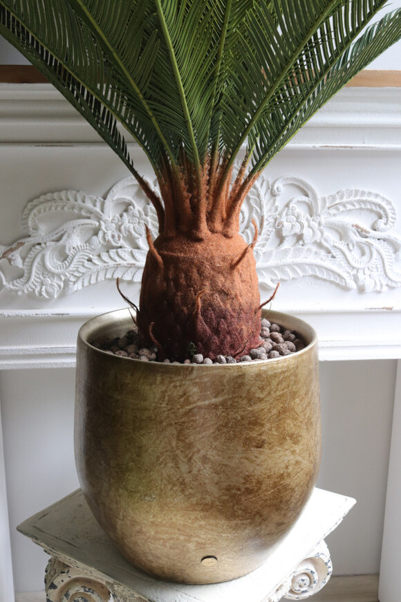 Cykas Gold Hilton, sztuczna roślina w złotej donicy