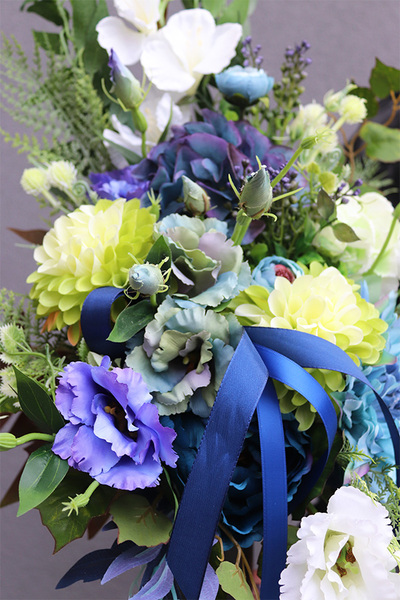 Christi Blue, niebiesko-zielony bukiet nagrobny we wkładzie, dł.58cm