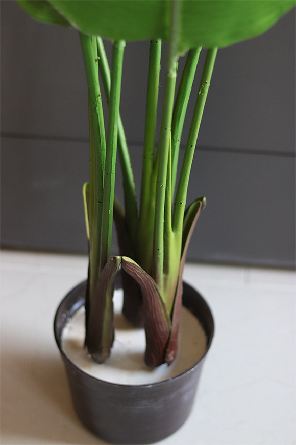 Bananowiec, sztuczne drzewko w osłonce donicy