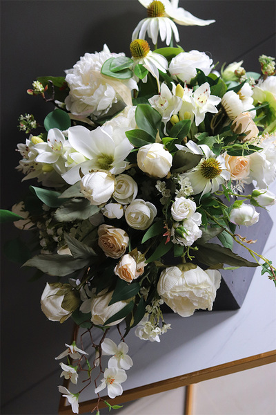 Torrino Romanea, biała kompozycja kwiatowa