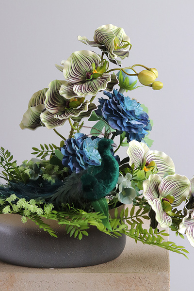 Desderia, kompozycja kwiatowa z pawiem