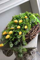 Żółta Energia 2, wiosenny wieniec nagrobny z tulipanami