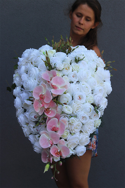 bardzo bogata wiązanka nagrobna z róż, Białe Serce Delania 3