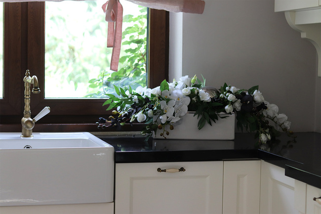 Black & White Longia, dwukolorowa kompozycja kwiatowa, rozp.92cm