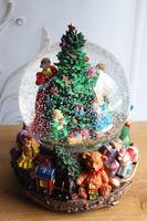 Ubieramy Choinkę, świąteczna szklana kula śnieżna pozytywka LED, wym.24x19cm