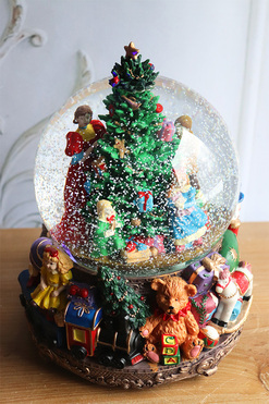 Ubieramy Choinkę, świąteczna szklana kula śnieżna pozytywka LED, wym.24x19cm