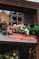 Bella Słodko-Słona, dekoracyjna girlanda kwiatowa