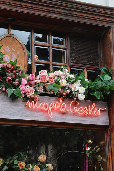 Bella Słodko-Słona, dekoracyjna girlanda kwiatowa