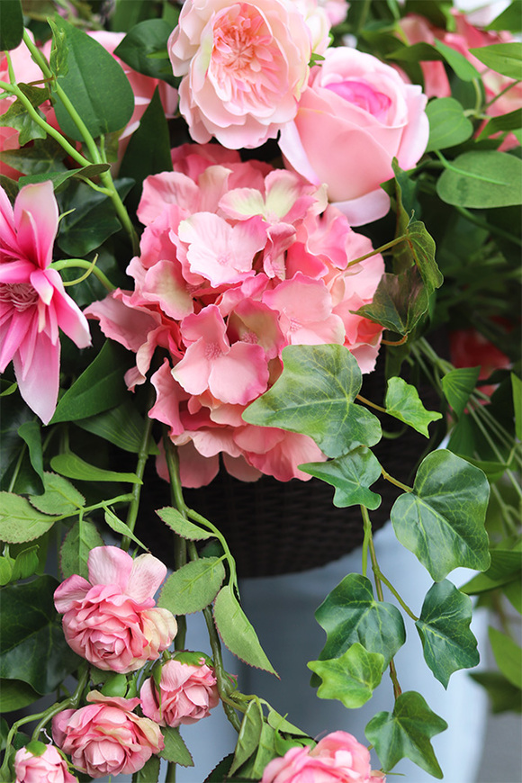 Rossamana, kwiaty w wiszącej donicy