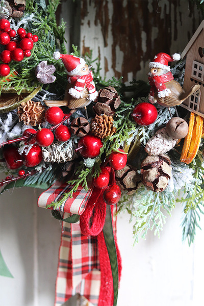 Przy Karmniku, świąteczny wianek na drzwi z ptaszkami